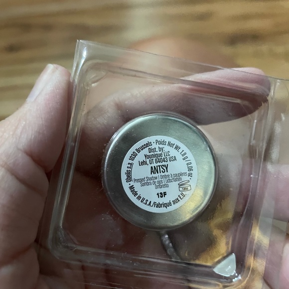 Eyeshadow - Picture 2 of 2